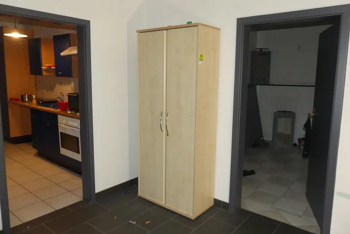 Schrank, mit Inhalt Maße in cm ca. 83 x 39 x 196